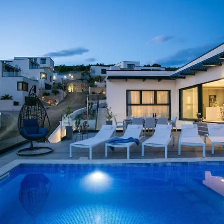 Olive Exclusive - 8 People, Heated Pool, Okrug Gornji, Sea View فيلة تروغير