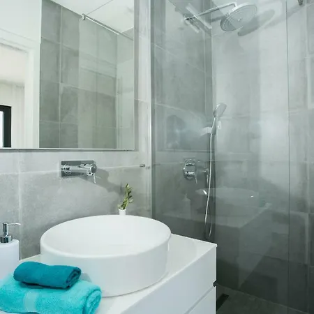 Olive Exclusive - 8 People, Heated Pool, Okrug Gornji, Sea View فيلة تروغير