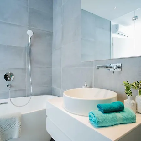 Olive Exclusive - 8 People, Heated Pool, Okrug Gornji, Sea View فيلة تروغير