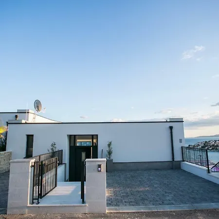 Olive Exclusive - 8 People, Heated Pool, Okrug Gornji, Sea View فيلة تروغير