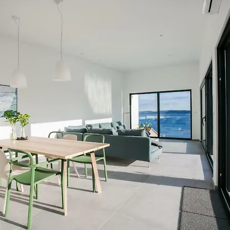Olive Exclusive - 8 People, Heated Pool, Okrug Gornji, Sea View تروغير